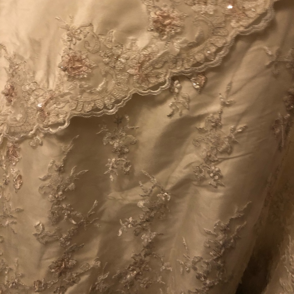 Wedding dress - Picture 3 of 6